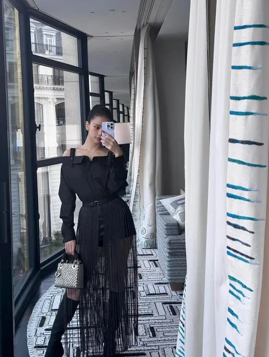 Atasan polos itu dipadukan dengan rok rumbai tipis berikat pinggang dan celana pendek di bawahnya.[@sooyaaa__]