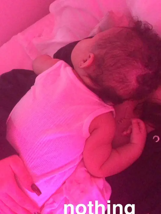 Yang pertama, Kylie mengunggah foto Stormi yang tidur di pelukannya dengan keterangan foto "tak ada yang lebih baik." (snapchat/kyliejenner)