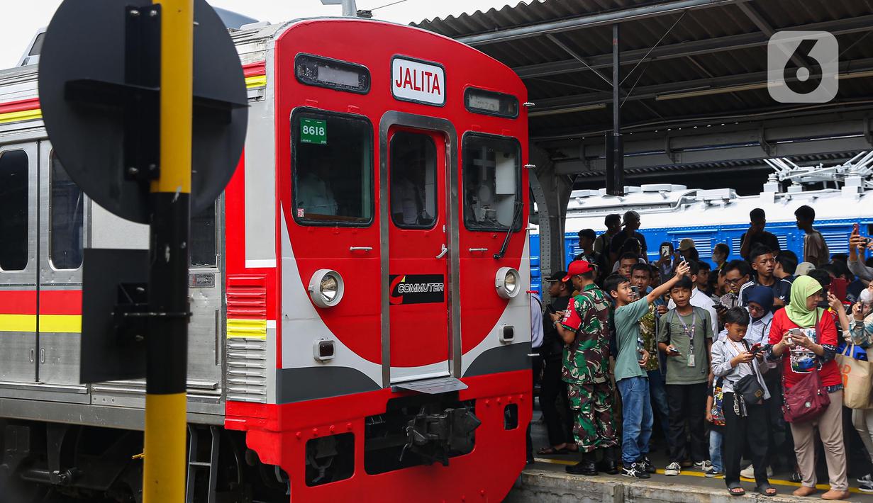 KRL seri Tokyu 8500 pertama kali dibeli oleh KAI Commuter pada tahun 2009 dan langsung menjadi ikon perusahaan saat itu. (Liputan6.com/Angga Yuniar)