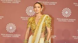 Gigi Hadid mengenakan blus permata emas dan saree Chikankari putih. Melansir NDTV, kain sari yang ia kenakan dihiasi dengan pinggiran patti emas dan menampilkan celah setinggi paha di sampingnya. Penampilannya semakin menawan dengan sanggul ramping, gelang emas bertumpuk, dan sepatu hak tinggi. (Liputan6.com/IG/@gigihadid)