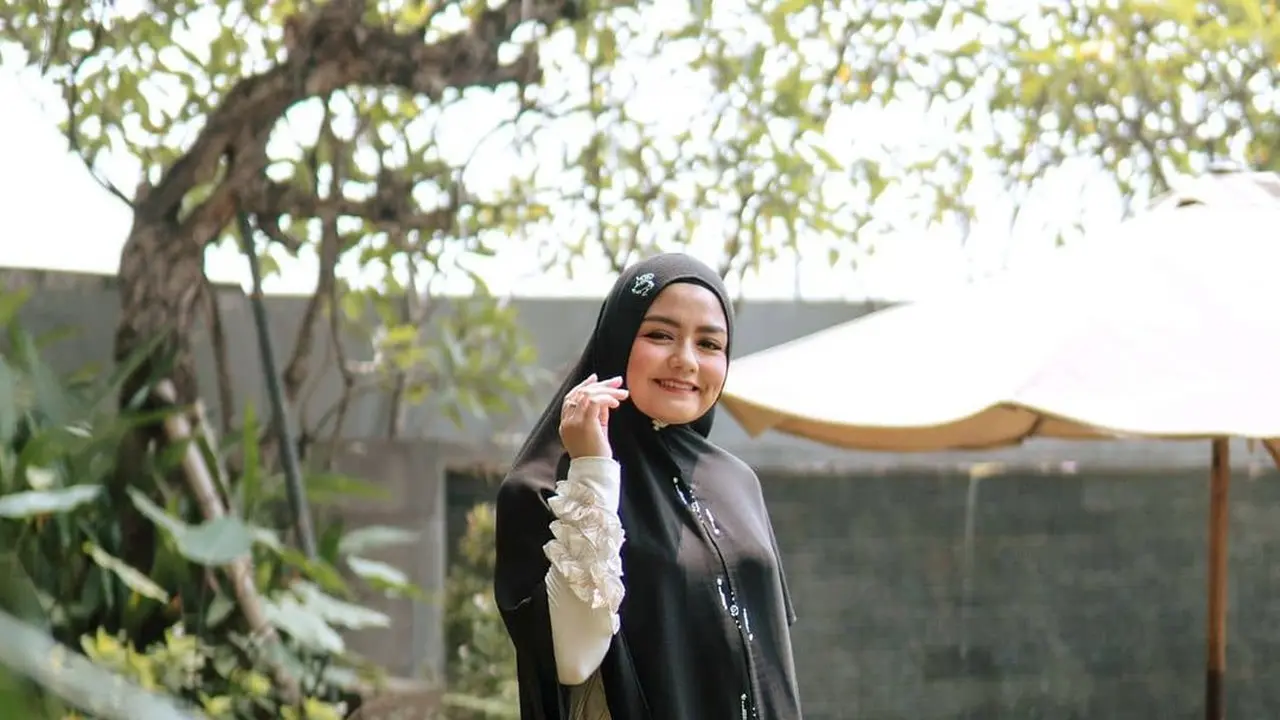 Potret Tika Eks T2 Kenakan Baju Gamis, Bisa Jadi Inspirasi. (Sumber: Instagram/tika_ramlan)