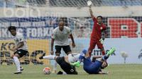 Duel Marlon Da Silva De Moura (kanan) asal Persiba Balikpapan dengan M Zainal Haq dari Persela Lamongan dalam lanjutan turnamen Piala Presiden 2017 di Stadion Si Jalak Harupat, Soreang Jawa Barat, Senin (6/2/2017). (Bola.com/Peksi Cahyo)