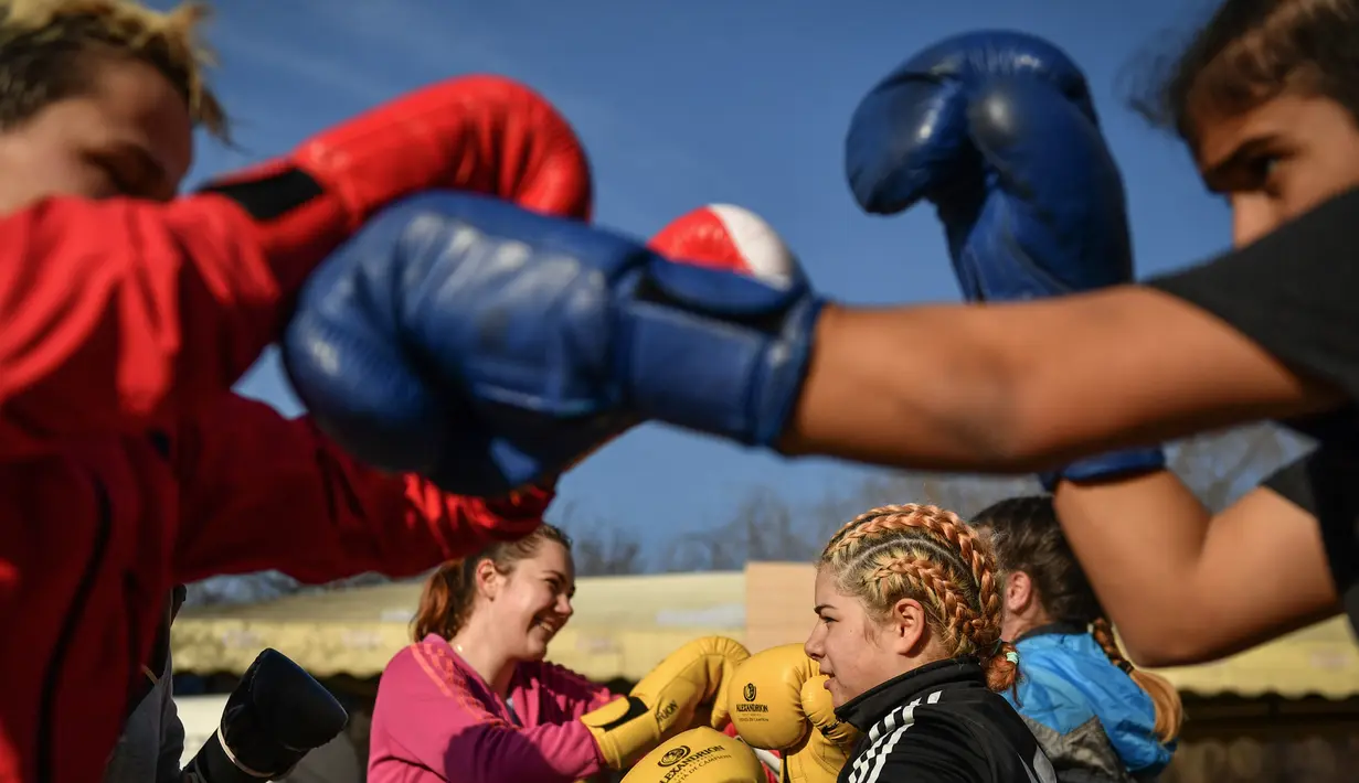 Petinju perempuan mengambil bagian dalam kamp persiapan di Sarata Monteoru, sebuah kota kecil wisata di perbukitan Carpathians Timur di Rumania (14/1/2020). (AFP/Daniel Mihailescu)
