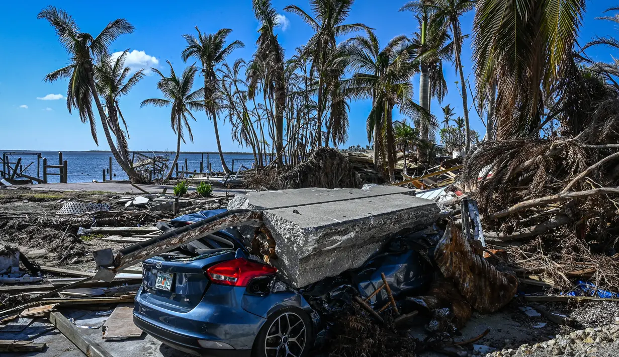 Sebuah mobil rusak terlihat di Pulau Matlacha di Lee County, Florida, setelah Badai Ian, pada 7 November 2022. (AFP/ Giorgio Viera)