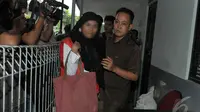 Petugas mengantar tersangka kasus pelecehan seksual di JIS untuk dibawa ke ruang sidang, Jakarta, Rabu (27/8/2014) (Liputan6.com/Johan Tallo)