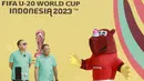 Menpora RI, Zainudin Amali dan Ketua PSSI, Mochamad Iriawan saat launching maskot Piala Dunia U-20 2023 di Bundaran HI, Jakarta, Minggu (18/9/2022). (Bola.com/M Iqbal Ichsan)