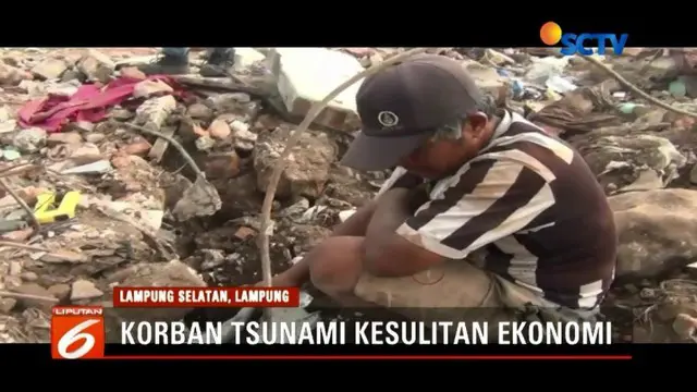 Demi menghidupi keluarganya, warga korban tsunami di Lampung Selatan yang awalnya berprofesi sebagai nelayan, terpaksa berburu besi bekas di timbunan lokasi tsunami.