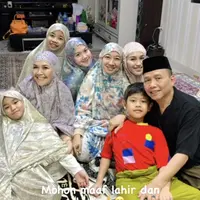 Sebelum melaksanakan ibdah puasa keesokan harinya, Ayu Ting Ting bersama keluarganya mengadakan tarawih bersama. Bahkan hadir pula calon ibu mertua dan calon adik ipar. [@mom_ayting92_]