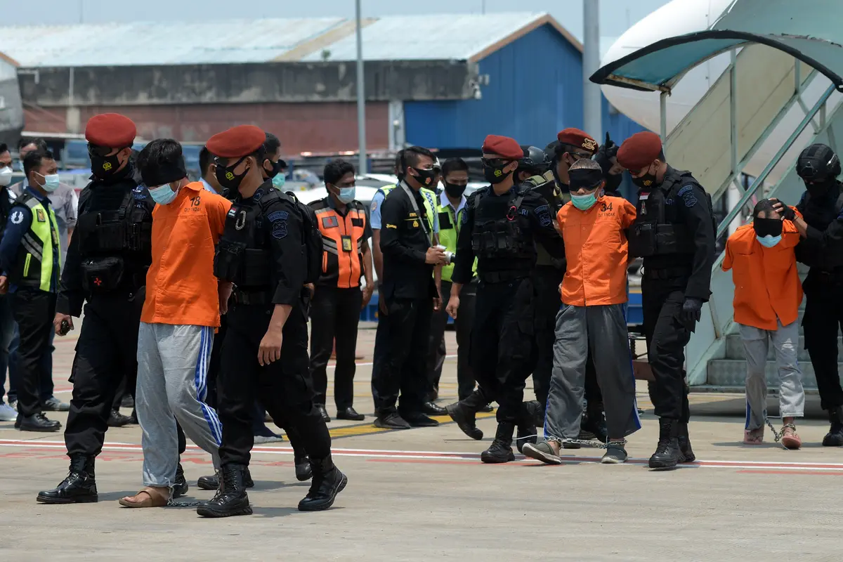 FOTO: 22 Terduga Teroris dari Jawa Timur Dipindahkan ke Jakarta