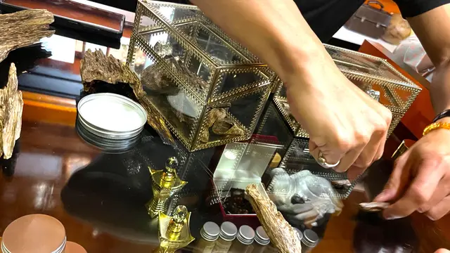 Angkasa Oud Agarwood merupakan perusahaan lokal dengan produk hasil gaharu, kayu berwarna gelap yang harum dan beraroma damar yang ditemukan di hutan Brunei. (Foto: Liputan6.com/Pipit IR)