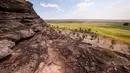 Foto yang diambil pada 27 Agustus 2023 ini menunjukkan tebing batu di Ubirr di situs warisan dunia Taman Nasional Kakadu, yang terletak 280 kilometer di sebelah timur ibu kota Northern Territory, Darwin, Australia. (DAVID GREY / AFP)