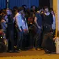 Petugas pemadam kebakaran menolong korban serangan di dekat Gedung Konser Bataclan. (Reuters)