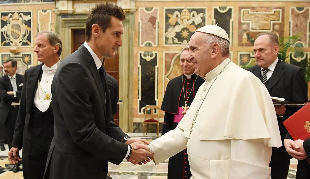 Paus Fransiskus (kanan) berjabat tangan dengan pemain Timnas Jerman, Miroslav Klose selama audiensi pribadi dengan tim, pada tanggal 14 November 2016 di Vatikan. (AFP/Pool/Markus Gilliar)