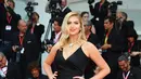 Model Kate Upton berpose untuk fotografer saat menghadiri pemutaran perdana film 'Marriage Story' di Venice Film Festival 2019, Italia, Kamis (29/8/2019). Wanita terseksi di dunia versi majalah Maxim tersebut tampil memesona dengan balutan gaun hitam. (Photo by Joel C Ryan/Invision/AP)