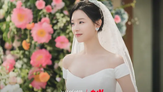 Kim Ji Won Dibalut Gaun Putih di Drama Queen of Tears sebagai Hong Hae In. [TVN]