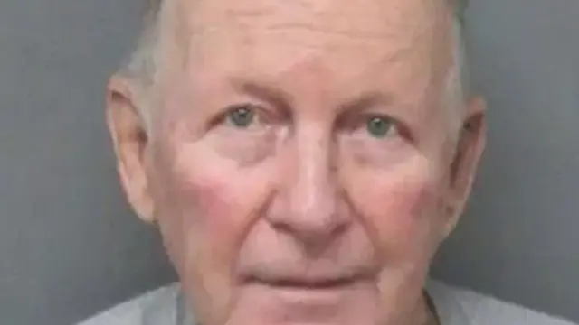 William J. Brock beberapa saat sebelum dia menembak Lo-Letha Toland-Hall