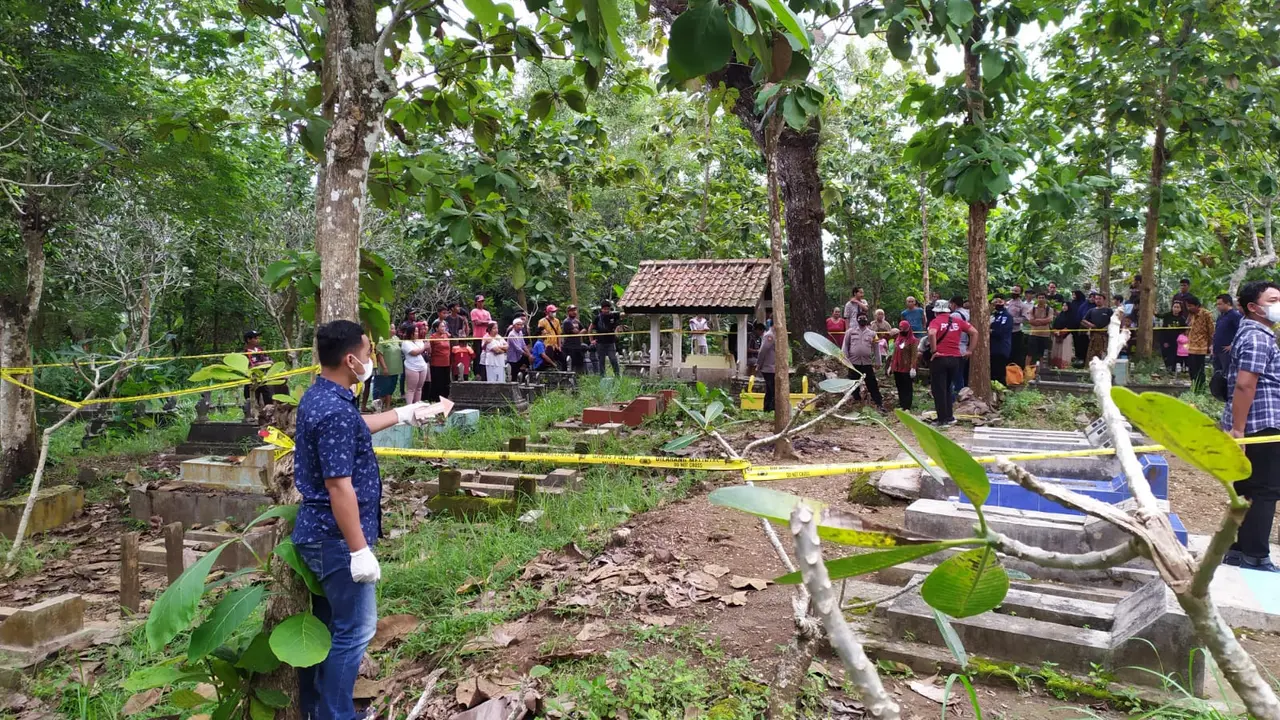 Geger temuan jasad bayi terbungkus jilbab di tengah makan di Kebumen, Jateng. (Foto: Liputan6.com/Humas Polres Kebumen)