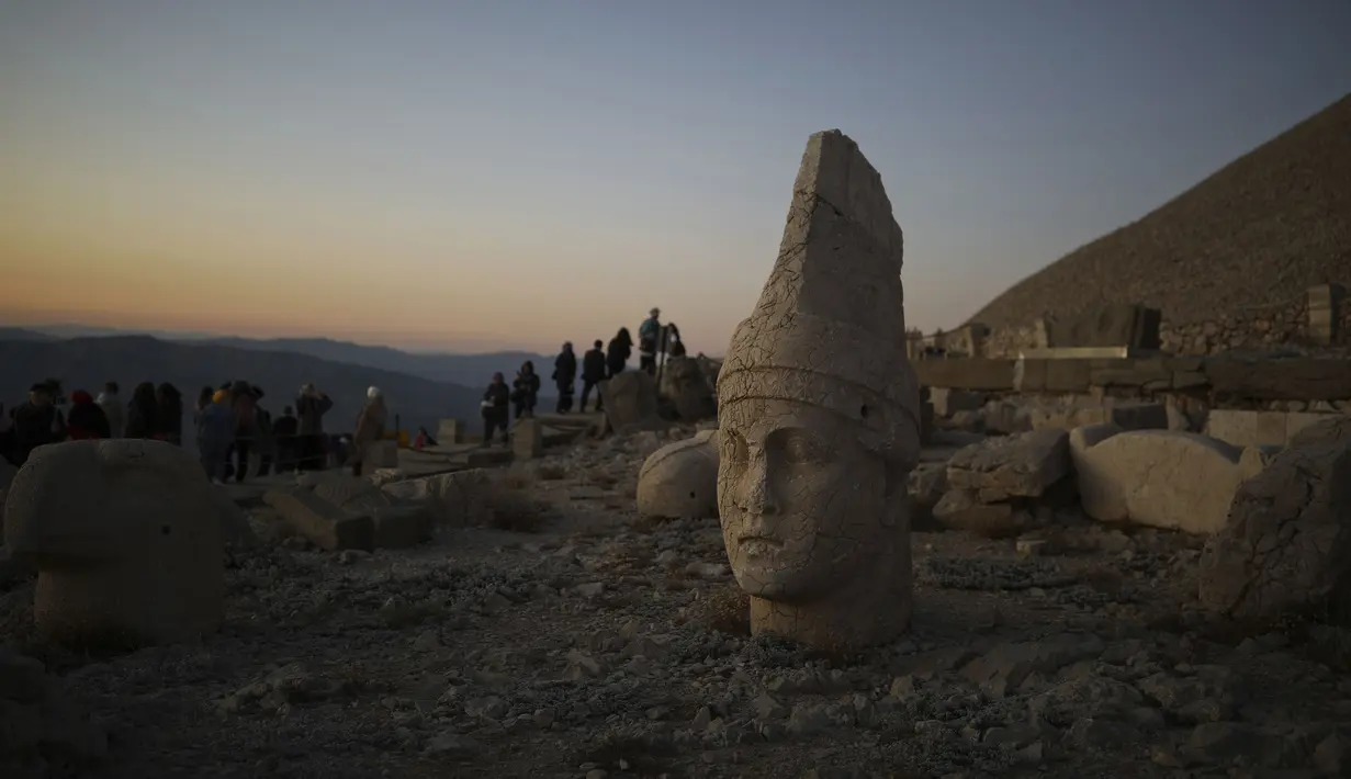 Gambar pada 23 September 2019 memperlihatkan wisatawan mengunjungi puncak Gunung Nemrut, Provinsi Adiyaman di Turki bagian tenggara. Gunung Nemrut, telah menjadi  Situs Warisan Dunia UNESCO sejak 1987 dan merupakan salah satu Taman Nasional terpenting di Turki. (AP/Emrah Gurel)