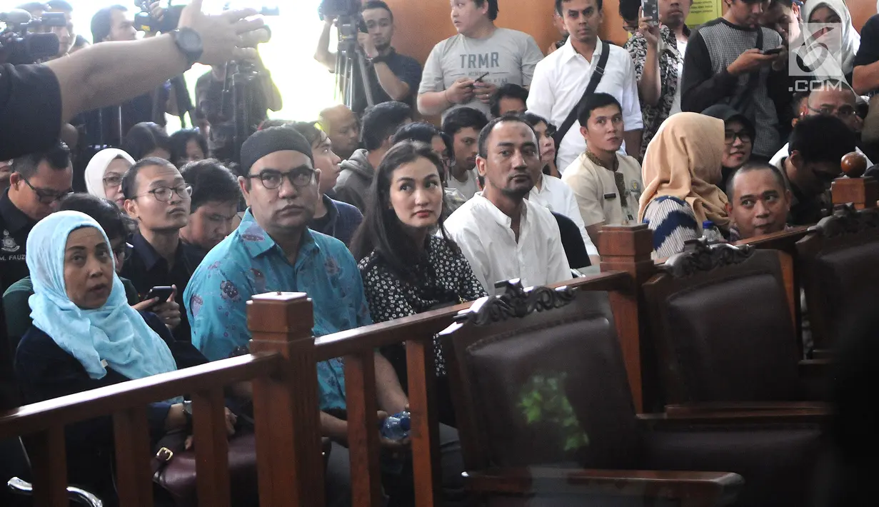 Artis Atiqah Hasiholan yang juga anak Ratna Sarumpaet (tengah) saat mengikuti jalannya sidang dakwaan perdana atas kasus penyebaran berita hoaks di Pengadilan Negeri (PN) Jakarta Selatan, Kamis (29/2). (Liputan6.com/Herman Zakharia)