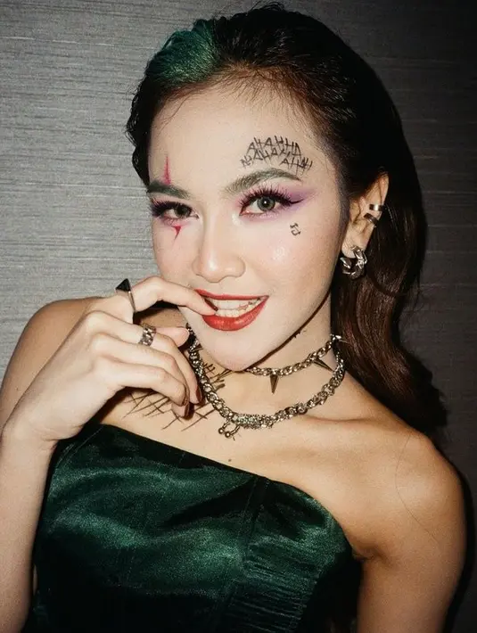 <p>Selain itu, Mahalini juga memoles wajah cantiknya supaya mirip Joker. Ia terlihat memadu padankan eyeshadow ungu, liptik merah, dan smokey eyeliner. [Foto: instagram.com/mahaliniraharja]</p>
