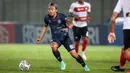 Kushedya Hari Yudo berhasil membuat Arema unggul. Bermula dari umpan Fortes, Yudo bisa menyambar bola. Meski sempat ditepis M. Ridho, dia berhasil melakukan rebound dengan kepalanya. (Bola.com/Bagaskara Lazuardi)