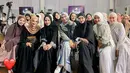 Nagita Slavina yang menjadi tuan rumah mengenakan abaya warna hitam senada dengan kerudungnya abaya tersebut pun memiliki aksen lace pada bagian lengan. [@tya_ariestya]