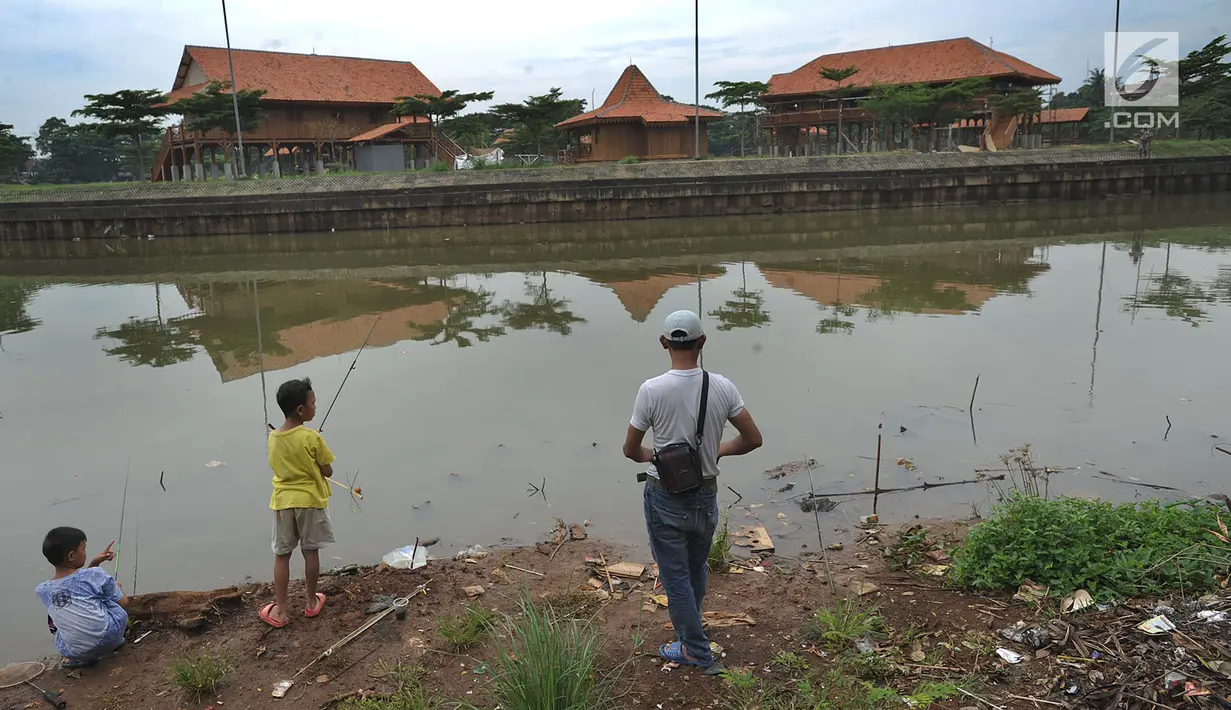 warga memancing di Setu Babakan, Jagakarsa, Jakarta Selatan, Minggu (10/3). Pulau buatan yang berada di tengah Setu Babakan nantinya akan disulap menjadi destinasi wisata budaya Betawi. (merdeka.com/Arie Basuki)