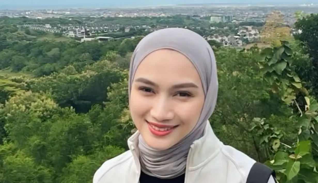 Wajahnya dipulas makeup brush dengan blush on pink tipis. Bibirnya dipulas lipstik merah yang membuat tampilannya fresh. Alis mata pun sudah tampak on fleek.  [@melodylaksani92]