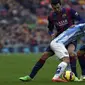 Sergio Busquets (kiri atas) berebut bola dengan pemain Malaga (AFP)