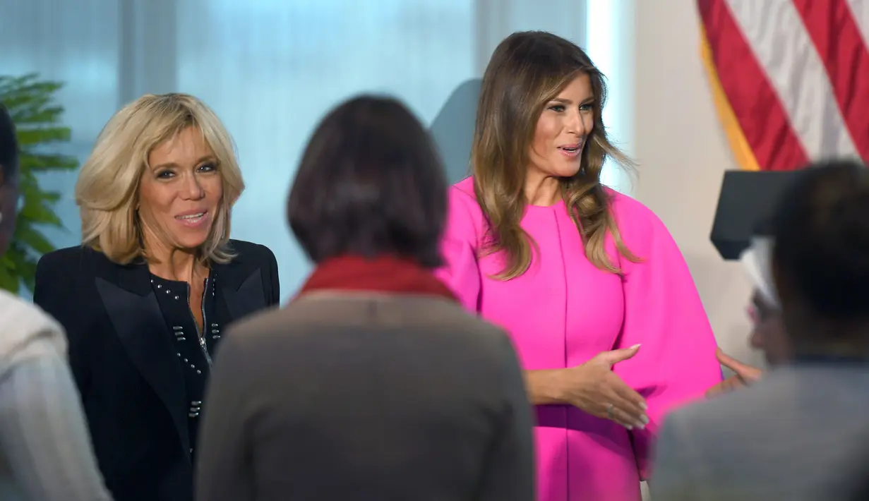 Ibu Negara AS, Melania Trump bersama istri Presiden Prancis, Brigitte Trogneux Macron menyambut para ibu negara dalam santap siang bersama selama Sidang Umum Majelis Umum PBB di New York, Rabu (20/9). (AFP PHOTO / DON EMMERT)