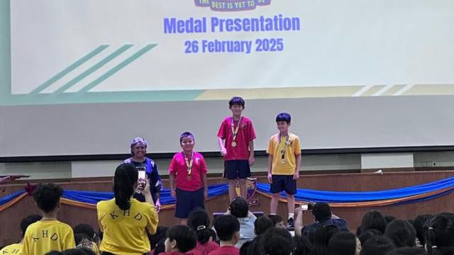 Potret Rafathar Sukses Raih Medali Emas saat Lomba Renang. (instagram/raffinagita1717/rieta_amilia)