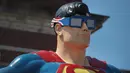 Patung Superman setinggi 15 kaki memakai kacamata gerhana matahari di Metropolis, Illinois (18/8). Jutaan orang diperkirakan akan menyaksikan gerhana tersebut memotong jalur totalitas sejauh 70 mil di seluruh AS. (Scott Olson / Getty Images / AFP)