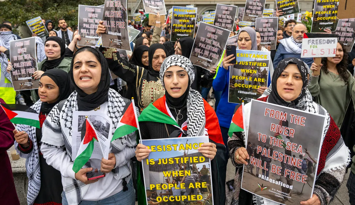 Mereka bernyanyi baik dalam bahasa Inggris dan Arab untuk menunjukkan dukungannya untuk Palestina. (Tyler Pasciak LaRiviere/Chicago Sun-Times via AP)