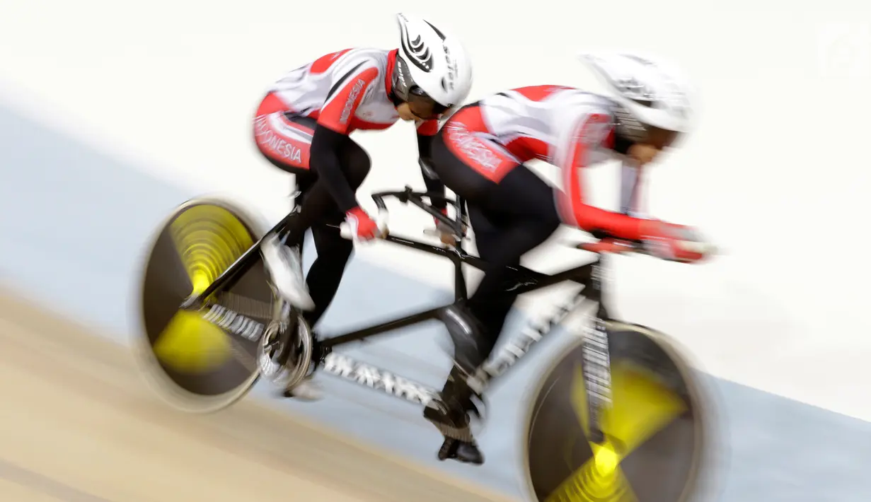 Pesepeda Indonesia Ni'mal Magfiroh dan Sri Sugiyanti memacu kecepatan pada nomor 3.000 meter persuit individu B saat Asian Track Championship 2019 di Veledrome, Jakarta, Jumat (11/1). Pasangan ini berhasil meraih perak. (Bola.com/Yoppy Renato)