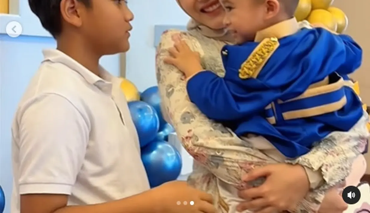 Ulang tahun Adzam anak Nathalie Holscher (sumber: Instagram/putridelinaa)