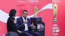 Mantan pemain sepak bola Gilberto Silva menyampaikan keterangan di samping trofi FIFA World Cup 2026 yang diperlihatkan di Jakarta International Convention Center (JICC), Senayan, Jakarta, Kamis (22/1/2026). (Bola.com/ Abdul Aziz)