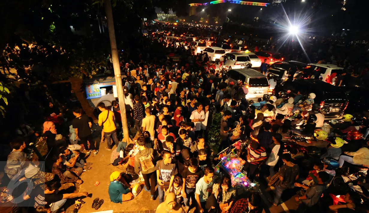 Pejalan kaki memadati pedestrian pasca perayaan malam pergantian tahun di Jalan Medan Merdeka Barat, Jakarta, Minggu (1/1). Ribuan warga merayakan malam pergantian tahun di sekitar kawasan Monas dan bundaran air mancur. (Liputan6.com/Helmi Fithriansyah)