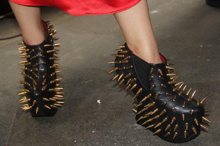 Sepatu dengan bahan homemade Indonesia | copyright vemale.com