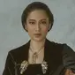 Dian Sastro mengenakan kebaya hitam yang dilengkapi dengan perhiasan lengkap. Dalam sesi pemotretan ini Dian berhasil memerankan keanggunan Kartini. (sumber: Liputan6.com/IG/therealdisastr)