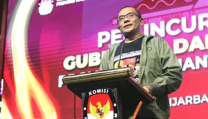 Ketua KPU RI, Hasyim Asy'ari sampaikan testimoni Pemilu Serentak di lapangan Murjani Kota Banjarbaru, Senin (27/05/2024) malam. (Liputan6.com/Aslam Mahfuz)