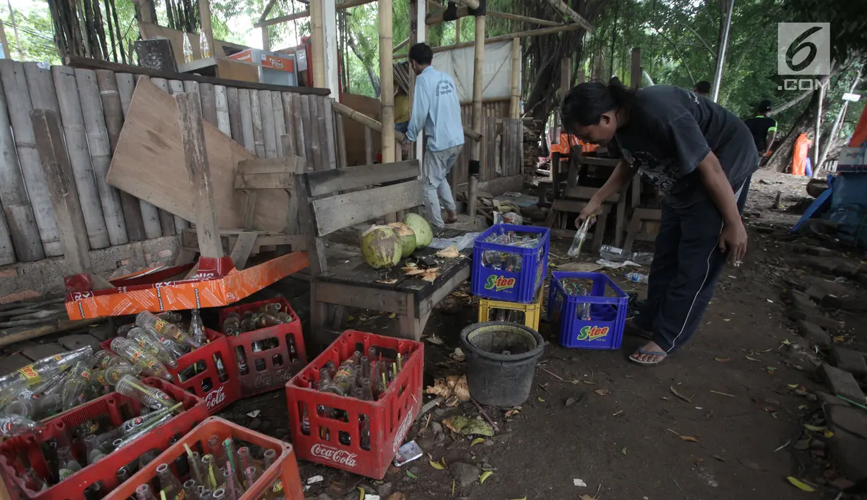 Pedagang mengumpulkan barang dari lapak saat pembongkaran di kawasan Danau Sunter, Jakarta Utara, Jumat (19/1). (Liputan6.com/Arya Manggala)