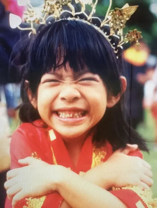 Lagi-lagi ia tampil dengan pakaian tradisional terlihat dari aksesori kepala yang ia kenakan. Rambutnya pun mulai panjang dan berponi, ia pun berpose menggemaskan. @therealdisastr