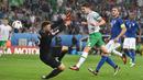 Robbie Brady menciptakan tiga peluang, satu tendangan ke gawang, dan mencetak satu-satunya gol kemenangan Irlandia ke gawang Italia, (22/6/2016). (AFP/Philippe Huguen)