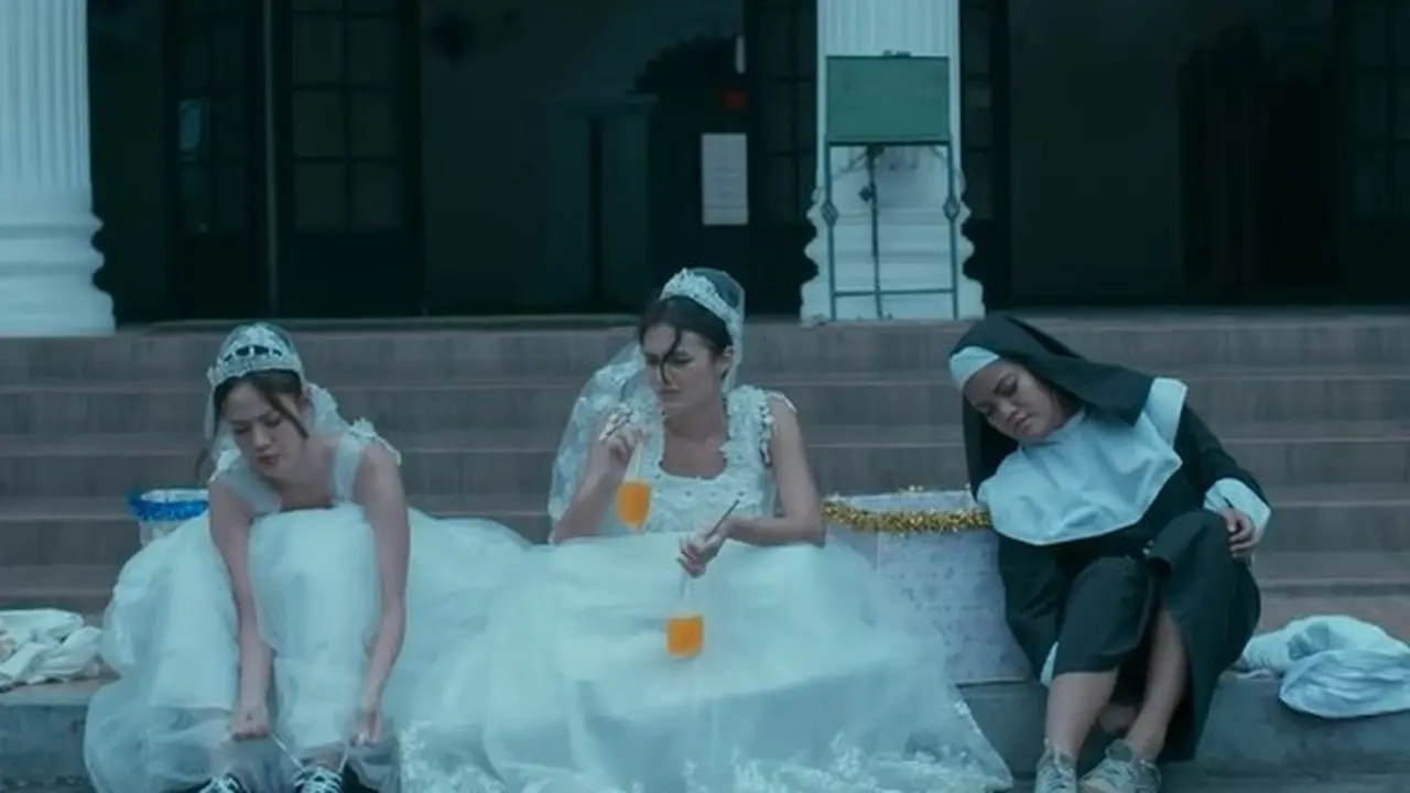 Della Dartyan dalam film The Day Before The Wedding (YouTube/Falcon)