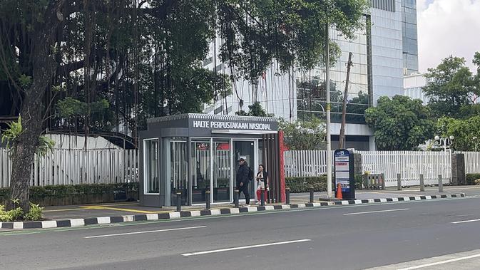 Halte Perpusnas Ber-AC: Tampilan Baru Terhalang Pintu Geser Macet Saat Uji Coba