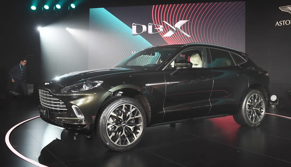 Aston Martin meluncurkan SUV pertamanya, Aston Martin DBX secara resmi di Beijing, China, Rabu (20/11/2019). Pabrikan Inggris itu membandrol SUV Premium Aston Martin DBX dengan harga $192.986 (setara Rp 2,7 miliar) yang mulai dipasarkan pada paruh kedua 2020. (GREG BAKER / AFP)
