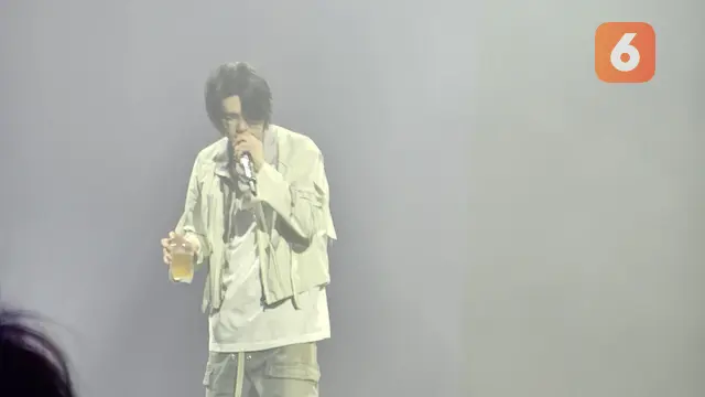 Suga BTS di konser Agust D Tour D-D2 in Jakarta difoto dengan Galaxy S23 Ultra. Foto diambil di section festival CAT 1A dengan 30x zoom. (Liputan6.com/ Agustin Setyo W).