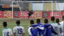 Para pemain IPDN menyaksikan laga adu penalti melawan Universitas Kuningan pada laga Torabika Campus Cup 2017 di Gor Jati Padjajaran, Jatinangor, Rabu (27/9/2017). IPDN menang adu penalti atas Universitas Kuningan. (Bola.com/M Iqbal Ichsan)