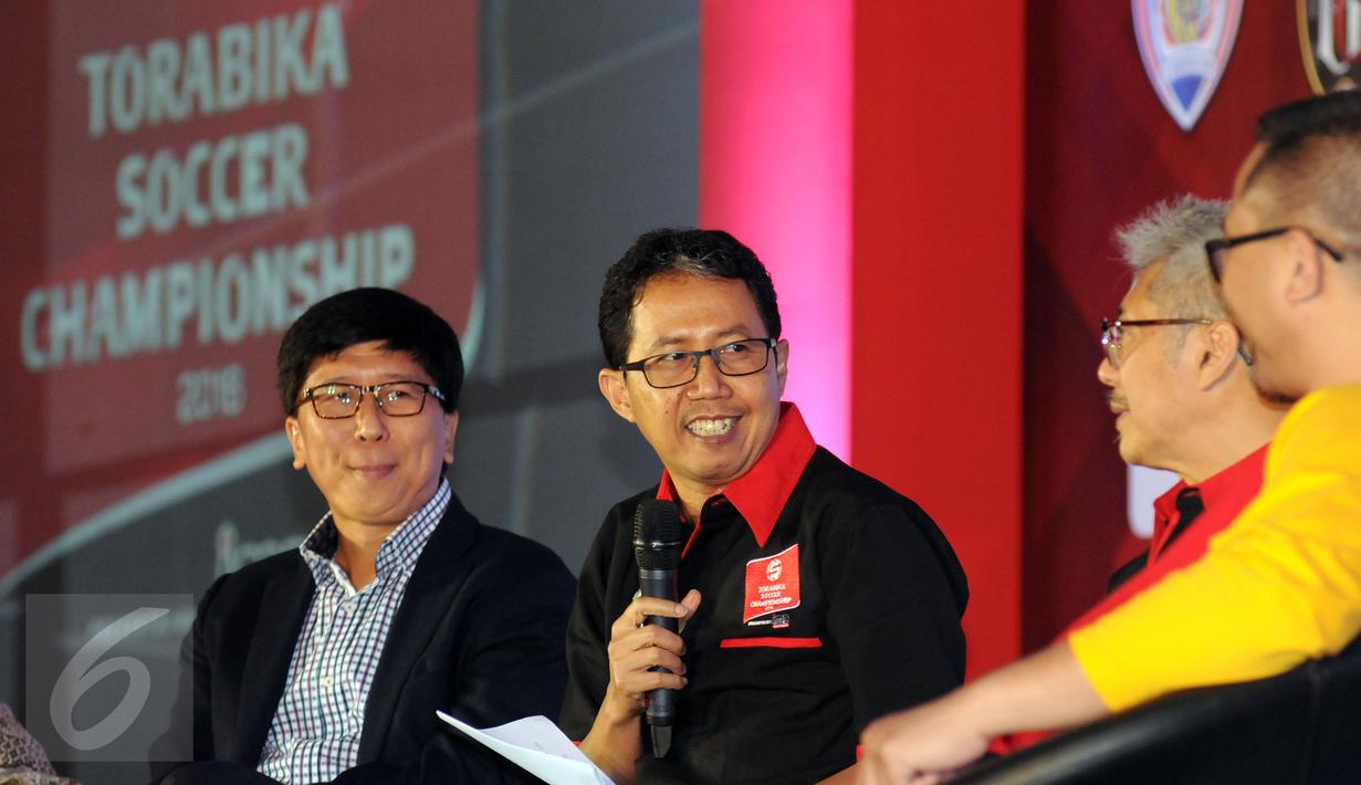 Direktur Utama PT GTS, Joko Driyono (kedua kiri) menjawab pertanyaan saat peluncuran Torabika Soccer Championship 2016 di Hotel Mulia, Jakarta, Senin (18/4/2016). TSC diikuti 18 klub sepakbola professional se-Indonesia. (Liputan6.com/Helmi Fithriansyah)