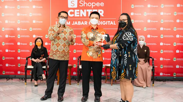 Gubernur Jawa Barat Ridwan Kamil dan Co-founder dan Group Chief Operating Officer, Sea, YeGang. Dok Shopee